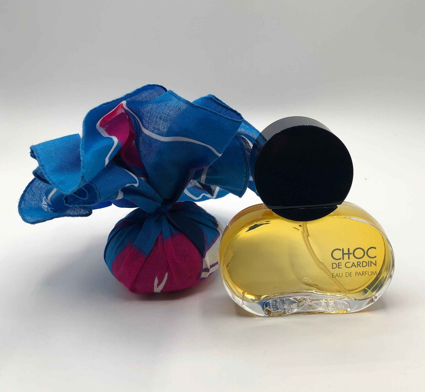 Confezione Choc de Cardin di Cardin Eau de Parfum 50 ml Spray + perle schiumose per bagno + foulard Vintage Rare